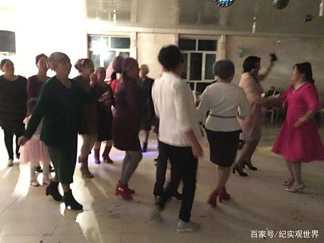 骑摩托车自驾新疆,为什么露宿在高速加油站?揭秘如何在路上加油 骑摩托车自驾新疆,为什么露宿在高速加油站?揭秘如何在路上加油