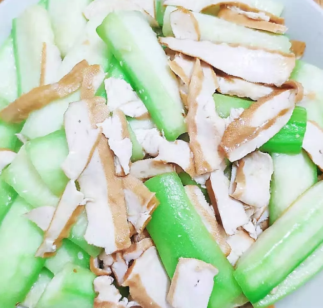 大叔家的衡阳菜:丝瓜炒香干,香气扑鼻,鲜嫩软糯,家人爱吃!