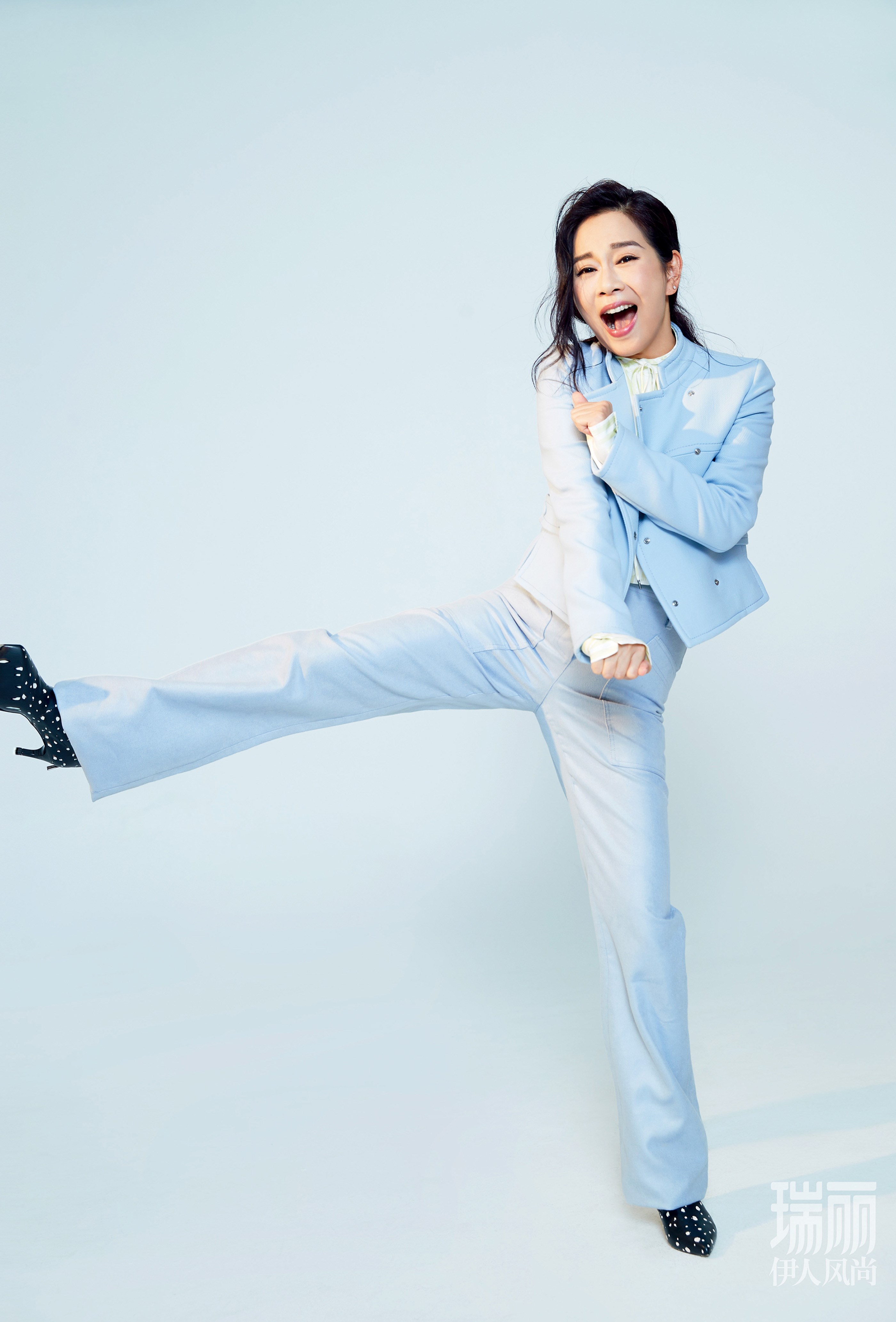 陈松伶登杂志开年刊 风格百变解锁多重精彩