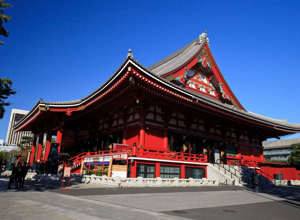 本堂的屋顶很有特点,有明显的倾斜度,屋脊显得相当