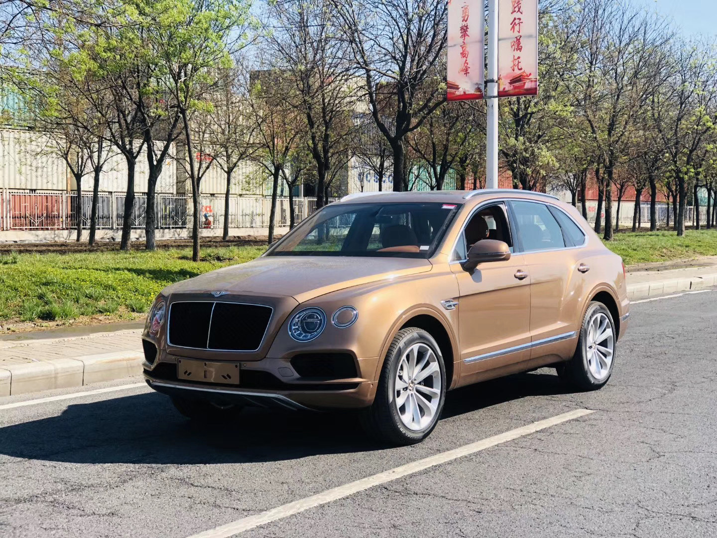 阳光下的2020款宾利添越v8,多少男人的梦想