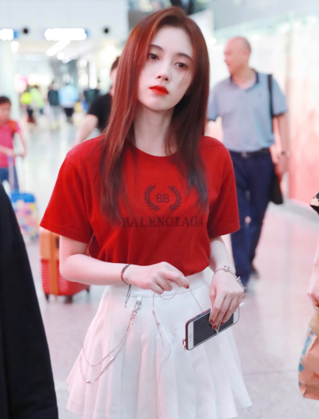 真服了鞠婧祎,穿红色t恤搭超短裙美成这样,不愧是四千年美女