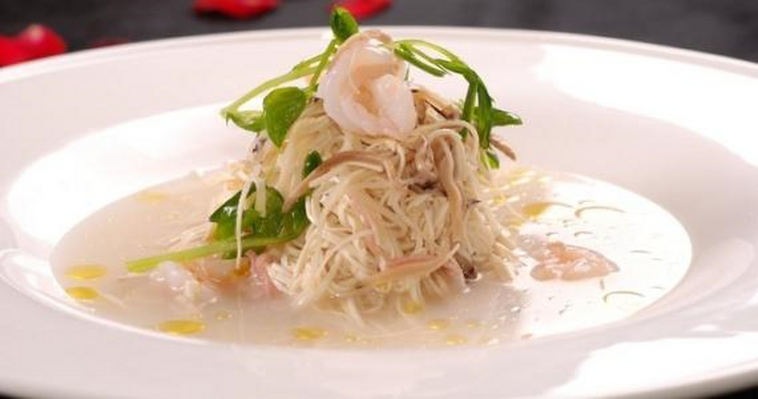 扬州煮干丝是一道江苏的汉族名菜,属于淮扬菜系.