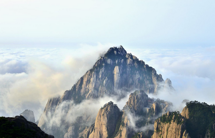 它是黄山三大主峰之一,以险峻著称,可以远眺云山相连的美景.
