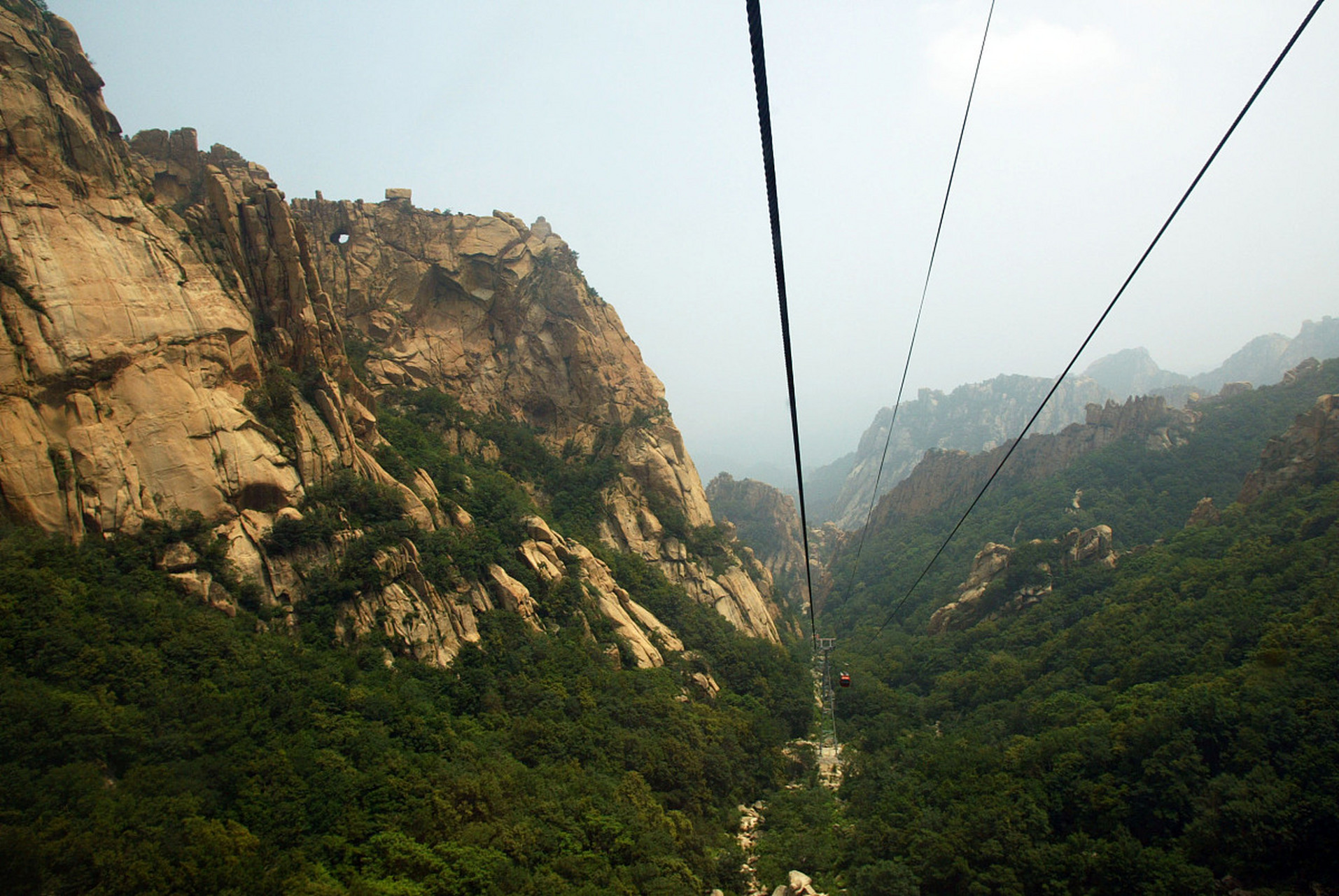 祖山位于河北青龙满族自治县东南部,主峰海拔高达1428米,系国家风景