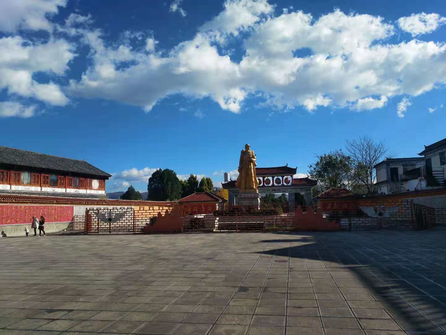 在大理古城内,当导游介绍一个塑像后的一块空地就是大理镇南王