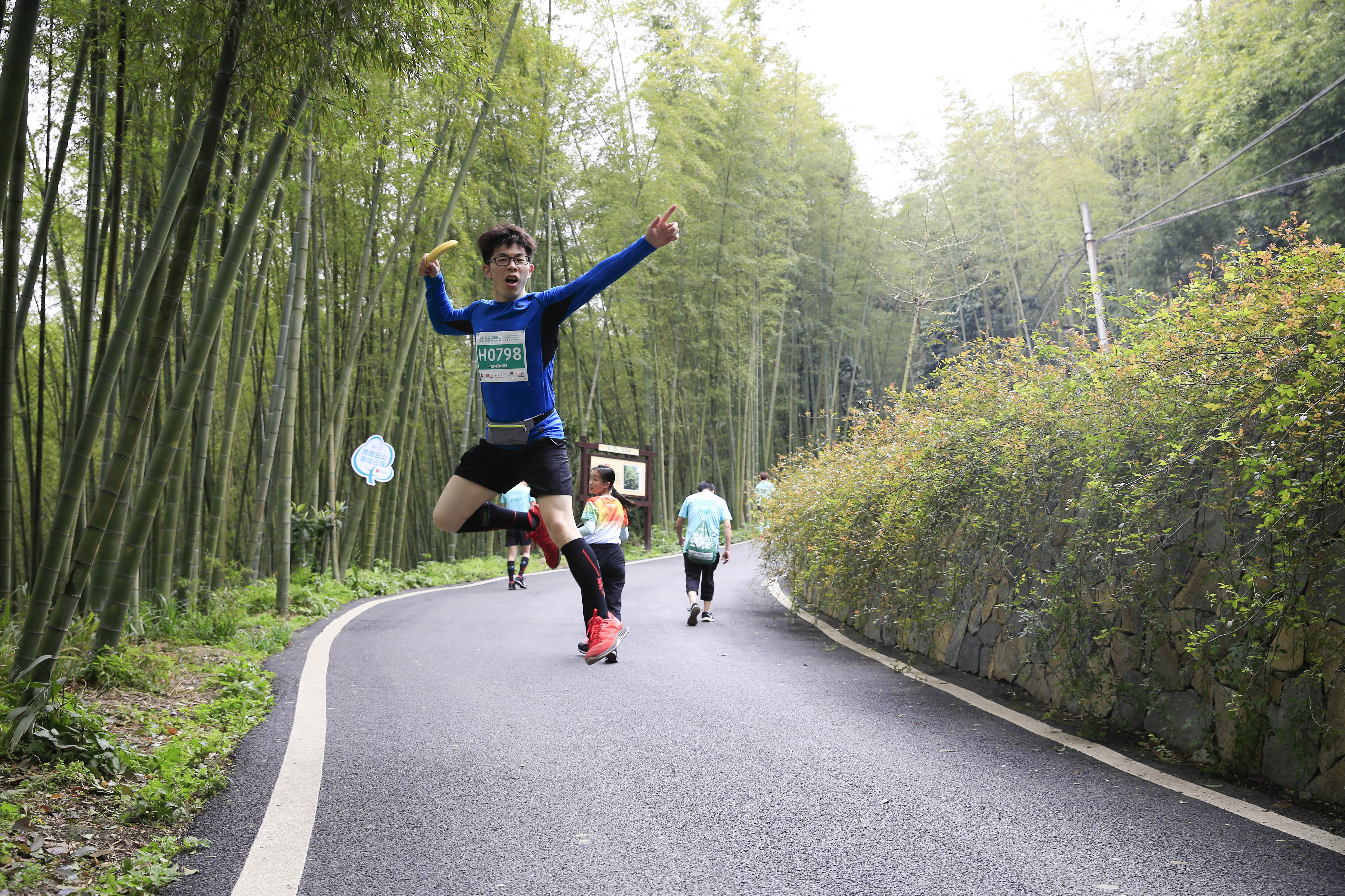 3月17日,2019重庆北碚缙云山森林山地马拉松赛开跑