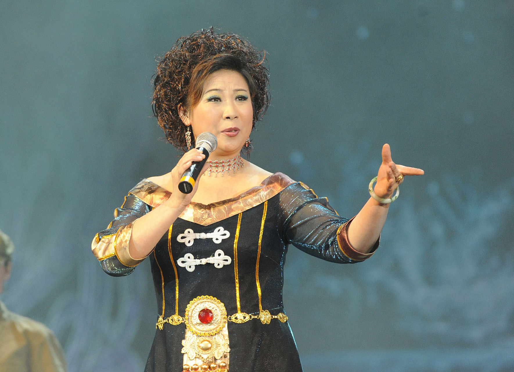 歌唱家德德玛去世  11566 背景介绍  德德玛,原名拉苏荣,出生于