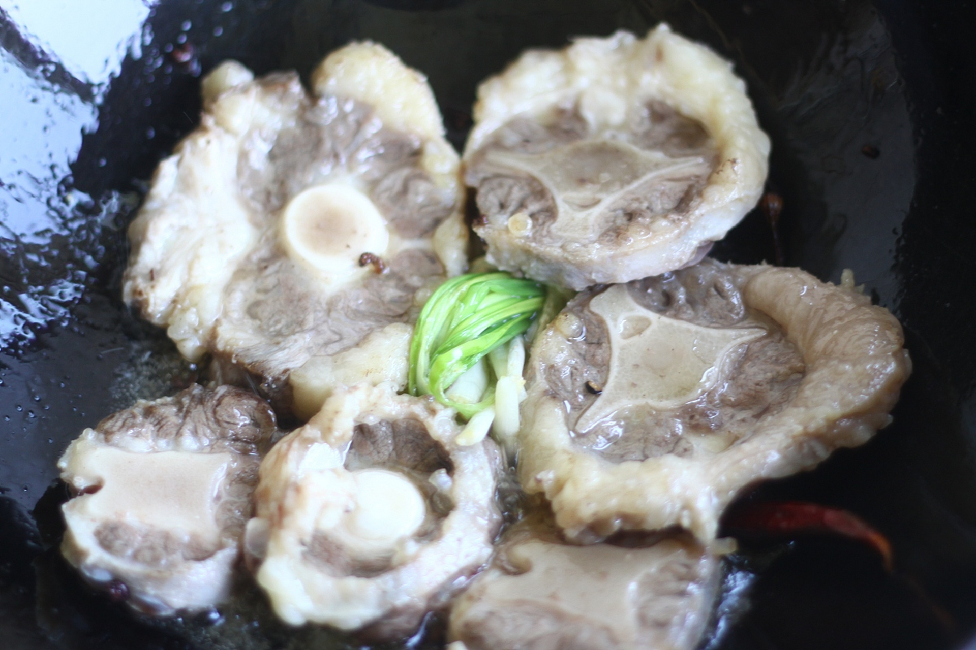 每日靓汤:黄精枸杞牛尾汤  #夏天生活图鉴#   黄精枸杞牛尾汤是一道