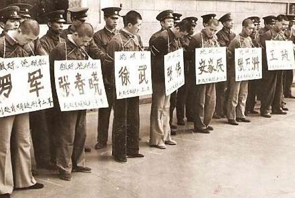 80年代珍贵影像:公审大会上的流氓犯