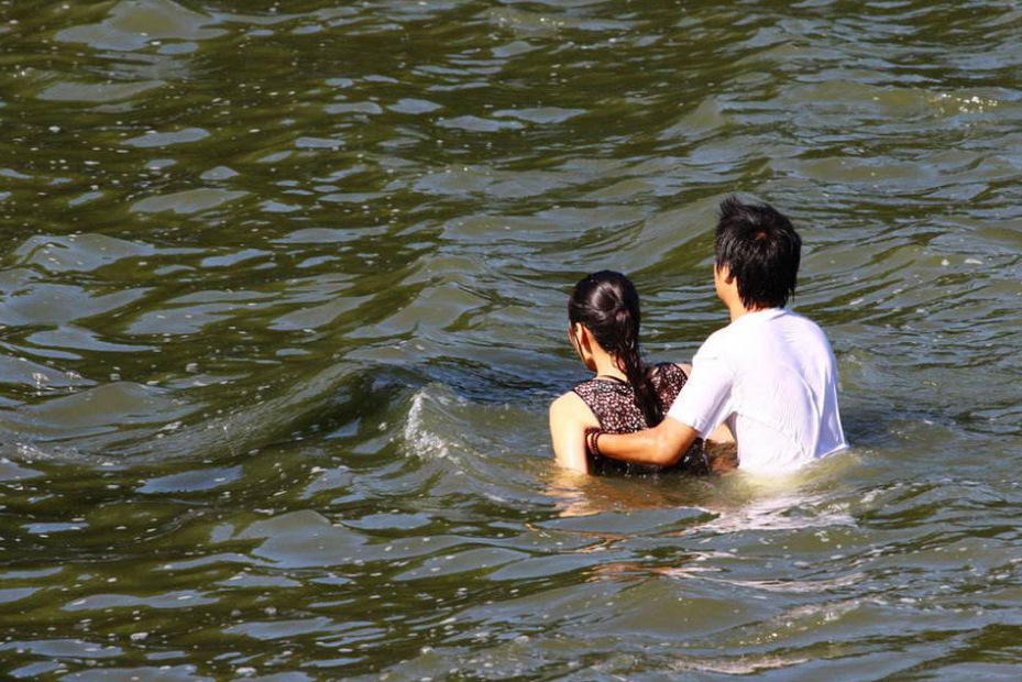 女子意外溺水,男子做人工呼吸,女子醒来说了一句话所有人都懵了
