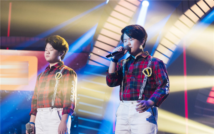 《中国新声代5》他一开嗓,歌声就惊艳了张碧晨和智伴儿童机器人