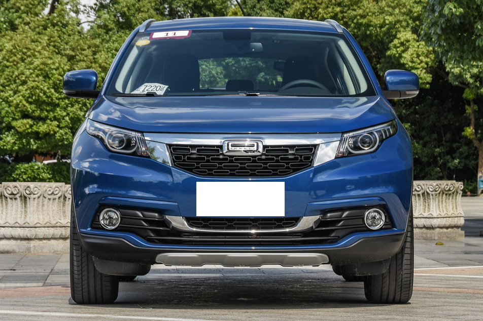 观致车中控台布局非常规整,其标配8英寸大屏幕,同款样式的空调控制