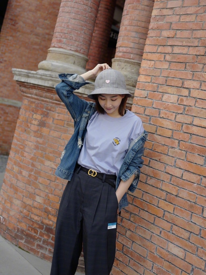 奥运冠军何雯娜印花裙配长发,气质少女!空气刘海搭贝雷帽太优雅