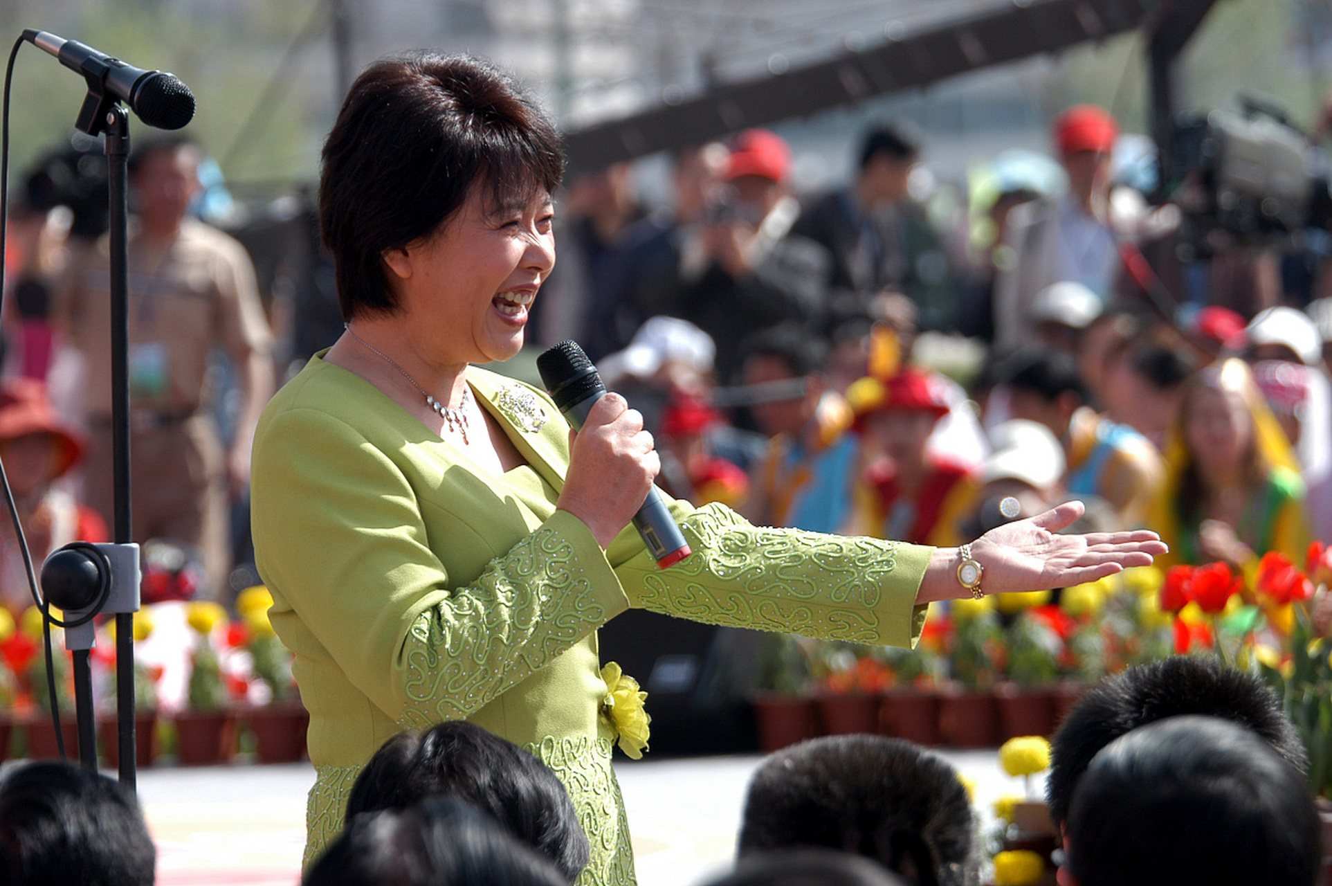 央视主持人刘璐,曾是80年代央视最红的主持人之一.