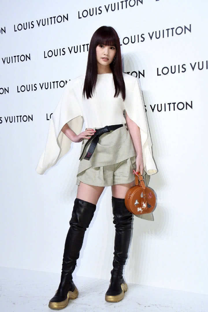 杨丞琳用黑色靴子凹出大长腿,换了新发型美如18岁初恋情人