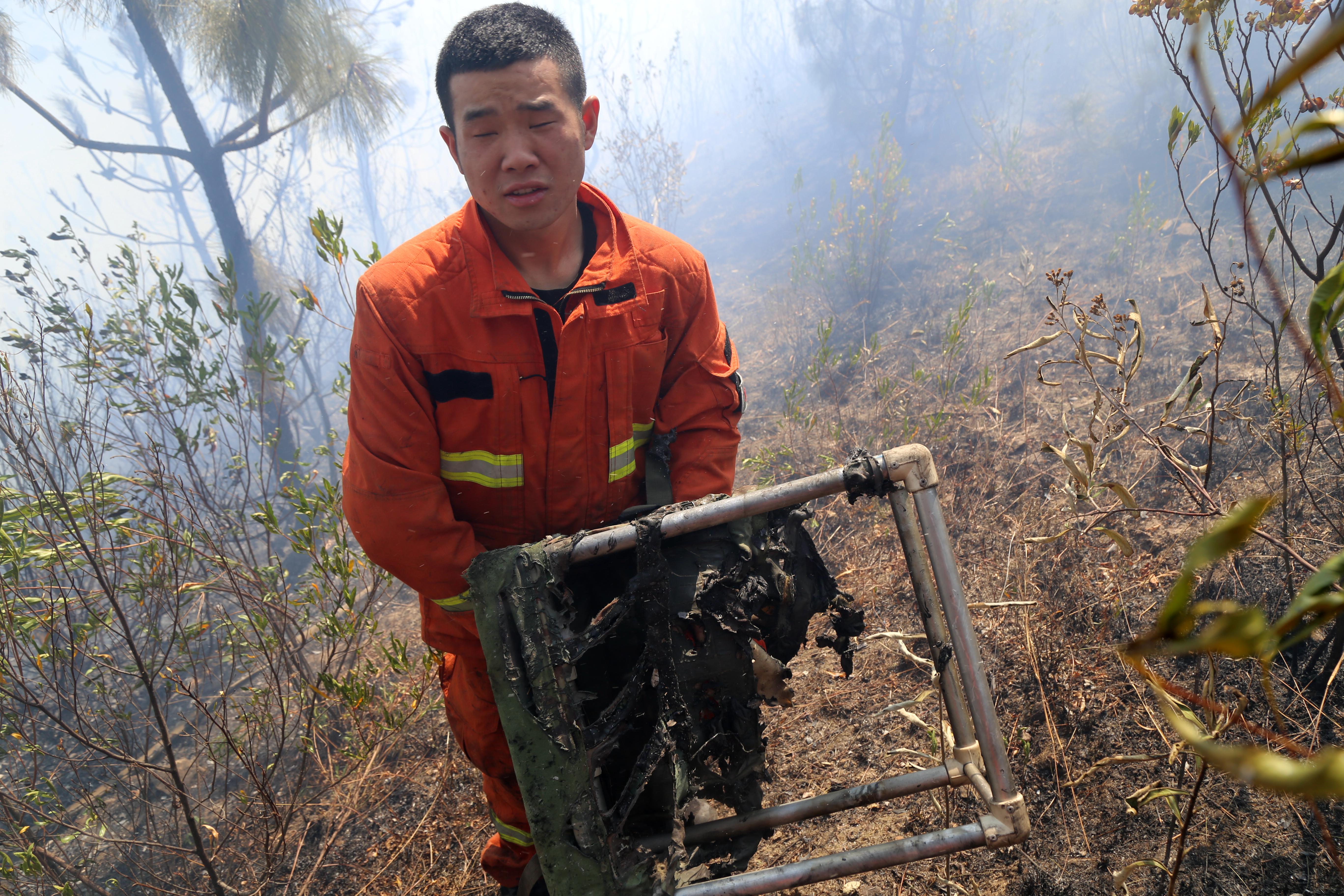 直击四川春节森林大火现场:灭火装备被烧毁,7名消防员死里逃生