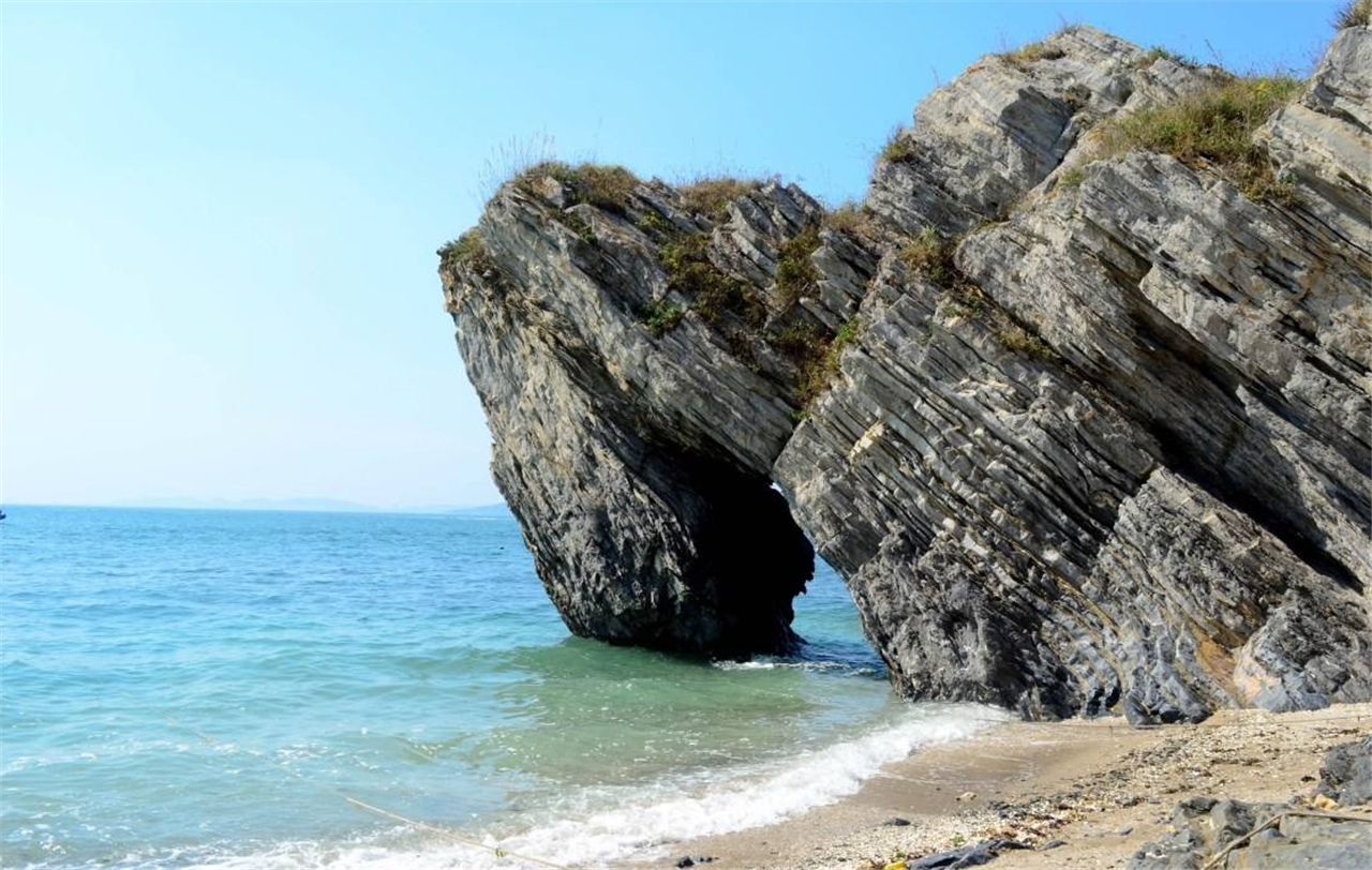 去大连观潮听海,被国外评为国内最美景点之一,心随着浪花舞动