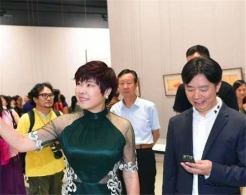 从国学大师到万人讨厌,被北大才子赶下台的于丹,到底经历了什么