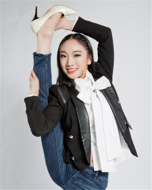 中国柔术第一美女,将身体折叠在箱子行走,表演动作惊艳了全世界