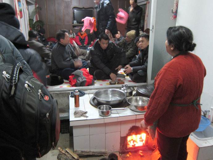 东北人吃饭习惯在炕上,南方人:难道不嫌脏?东北人回怼:你懂啥