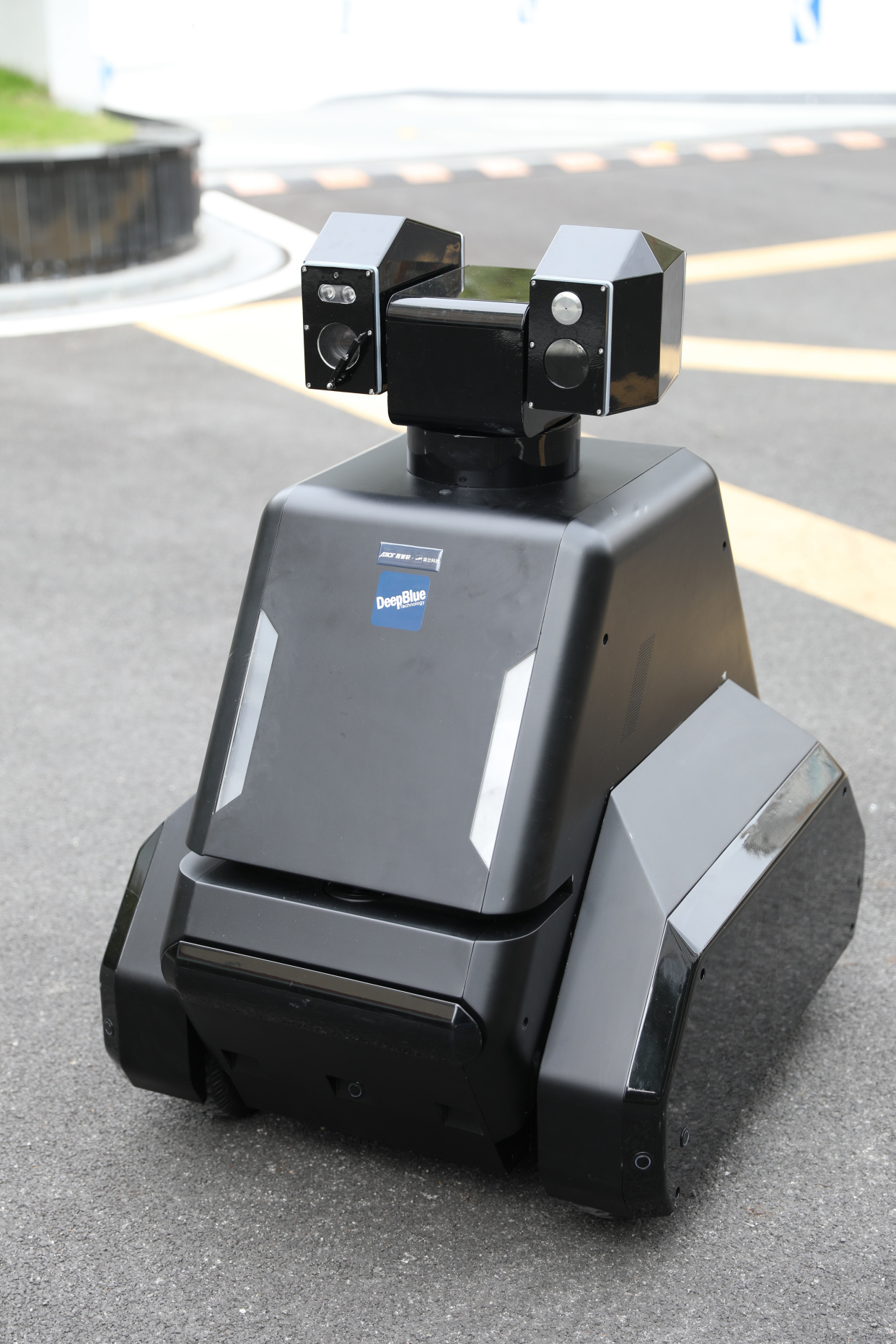 深兰科技ai安防机器人——瓦力16