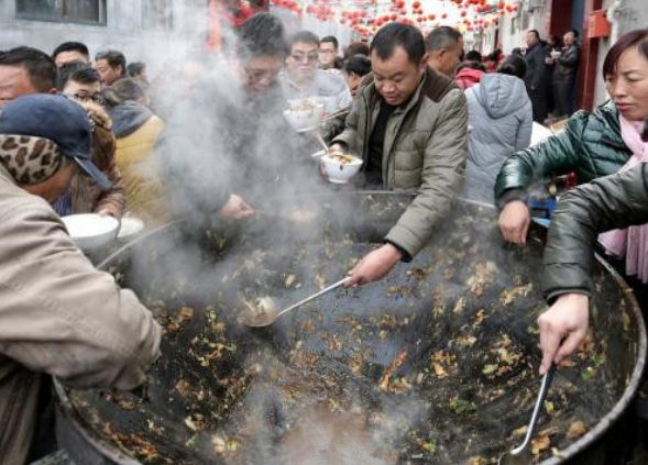 60年代人才经历过的家庭聚餐,十几口人就煮一道菜,你肯定没见过