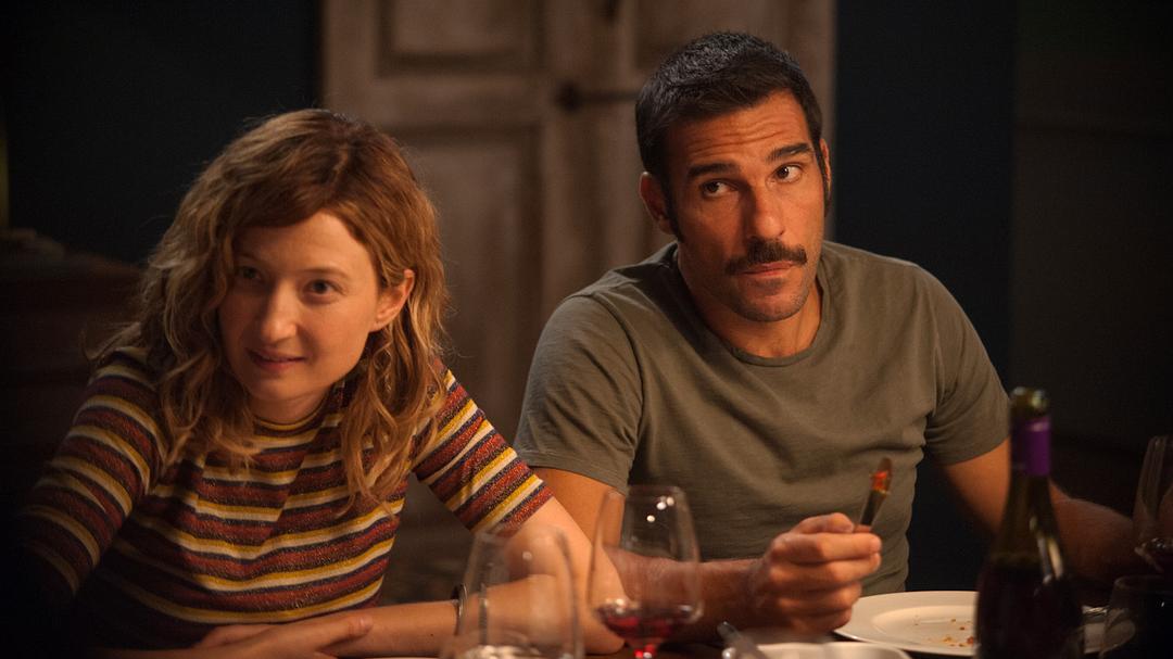 《完美陌生人》告诉你,手机里藏的秘密,其实是躁动不安的心作怪