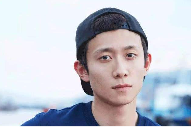 张一山送上新春祝福,自附素颜露额照,哀怨小眼神藏不住!