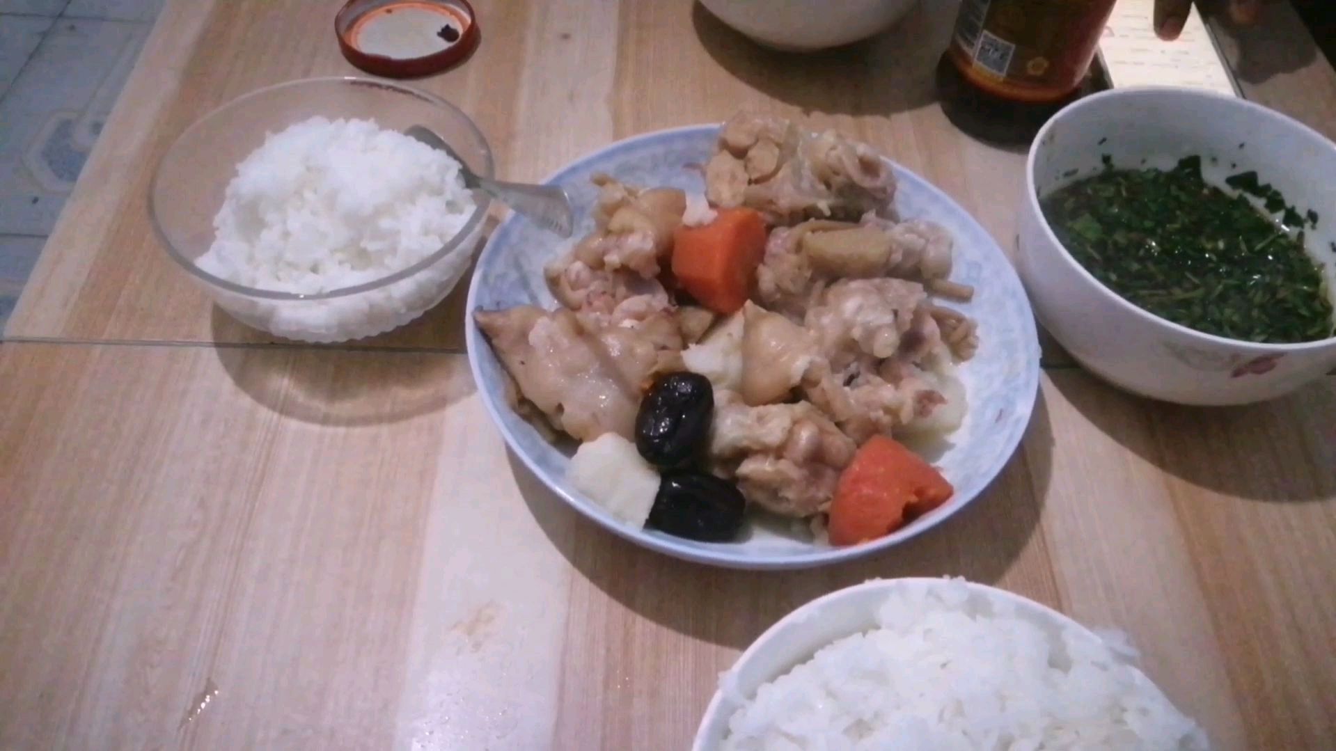 全职宝妈花32元买一只猪脚,搭配山药、红枣、党参煲汤营养又暖身