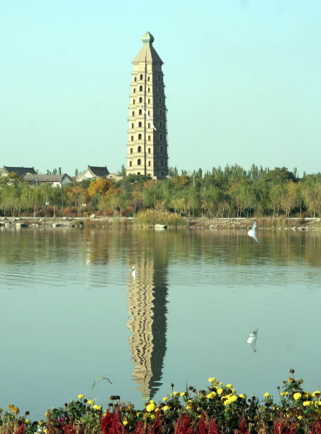 宁夏银川海宝塔,楼阁式砖砌方形塔,造型独特别致