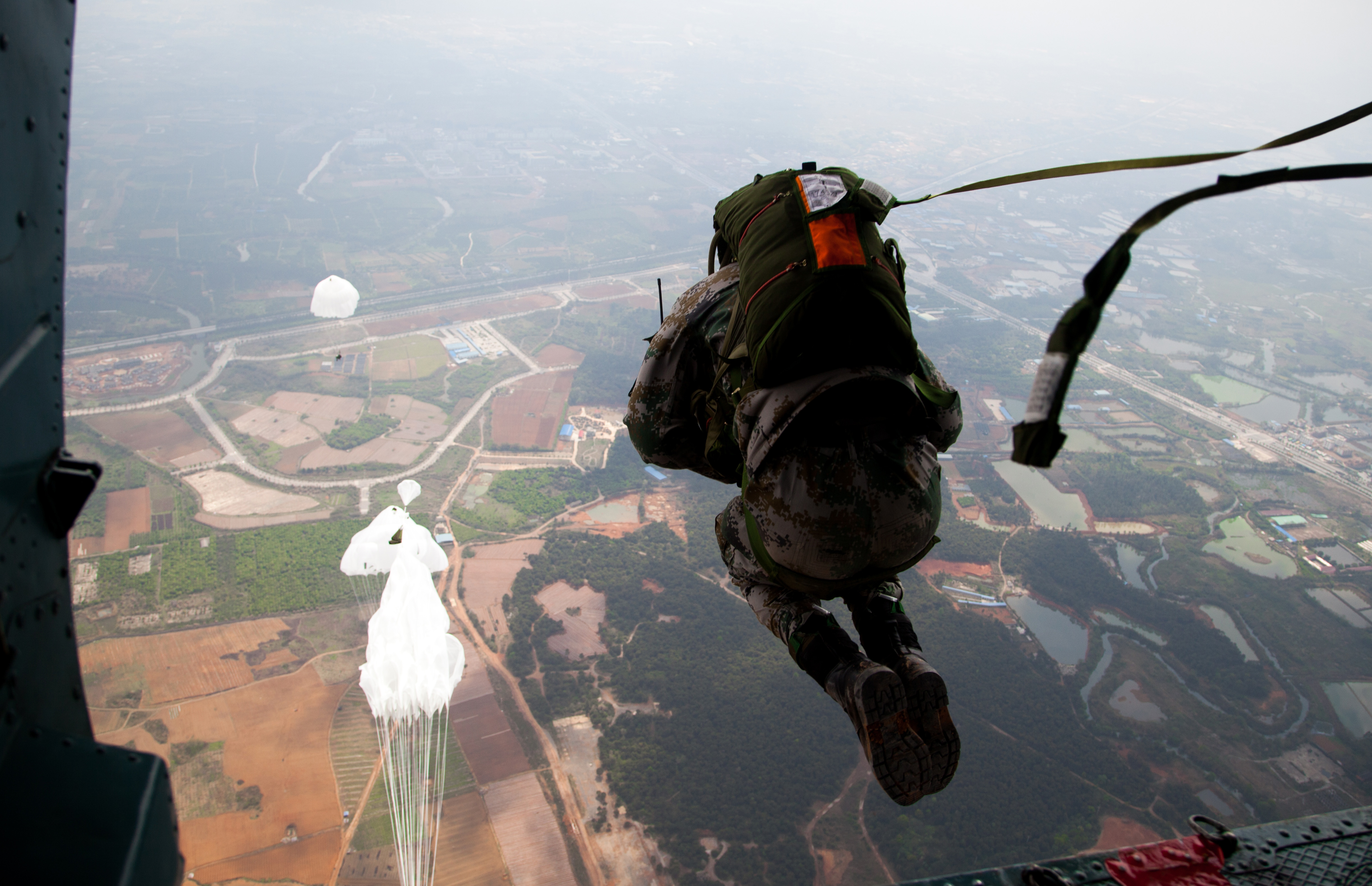 首跳,选在陌生山岳丛林地带——陆军特种作战学院开展跳伞训练记事(1)