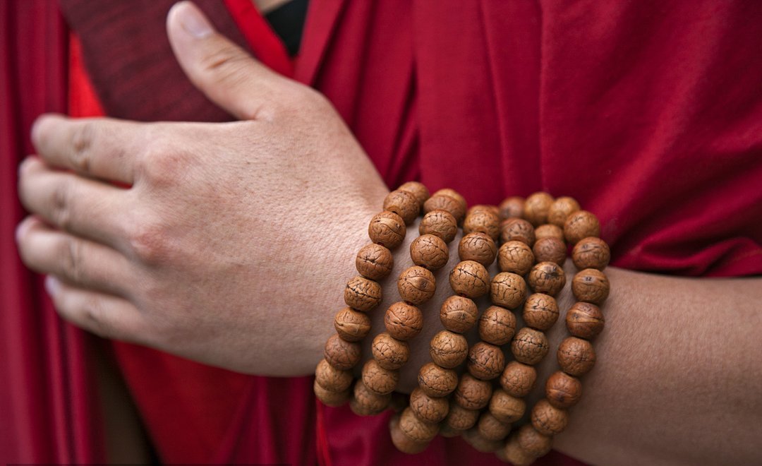 佛珠请到手,应该怎么佩戴?内行人:这些讲究不可不知