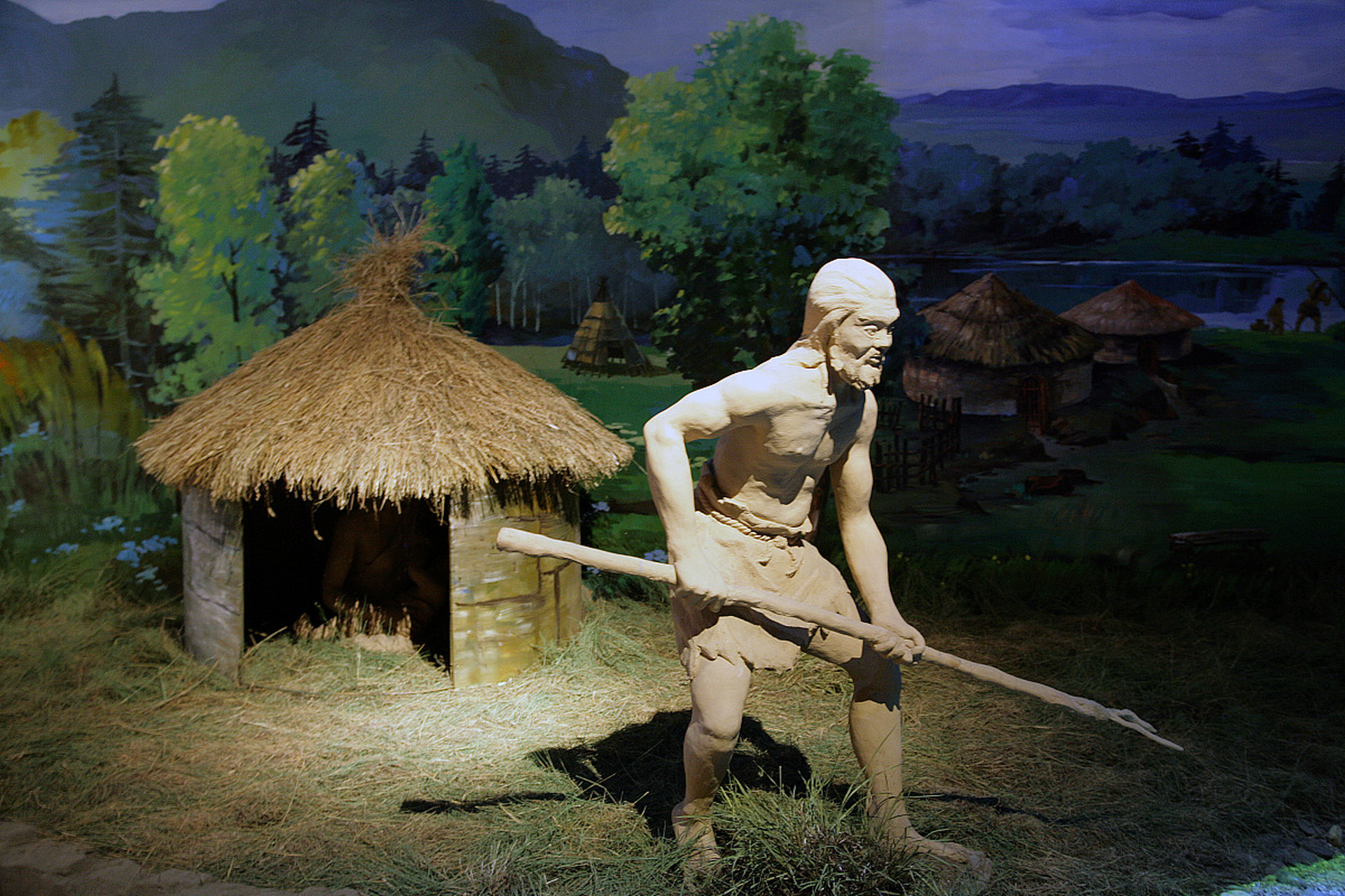 河姆渡人居住在干栏式房屋,具有防风,防潮,防虫等功能;他们使用磨制