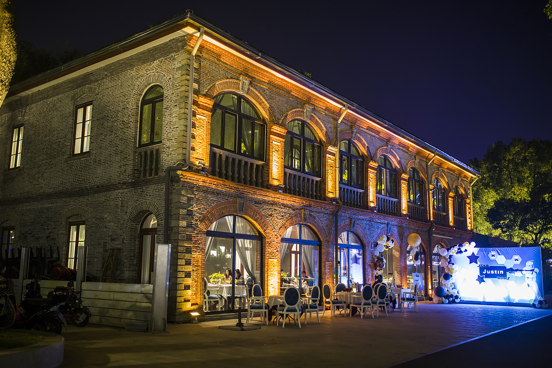 这里有许多古老的欧式建筑,如天主教堂,宁波邮政局旧址等.