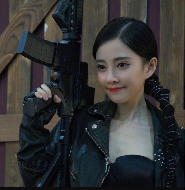 冯提莫长腿的吃鸡cos圈粉几万,网友:如果换上这一件呢?