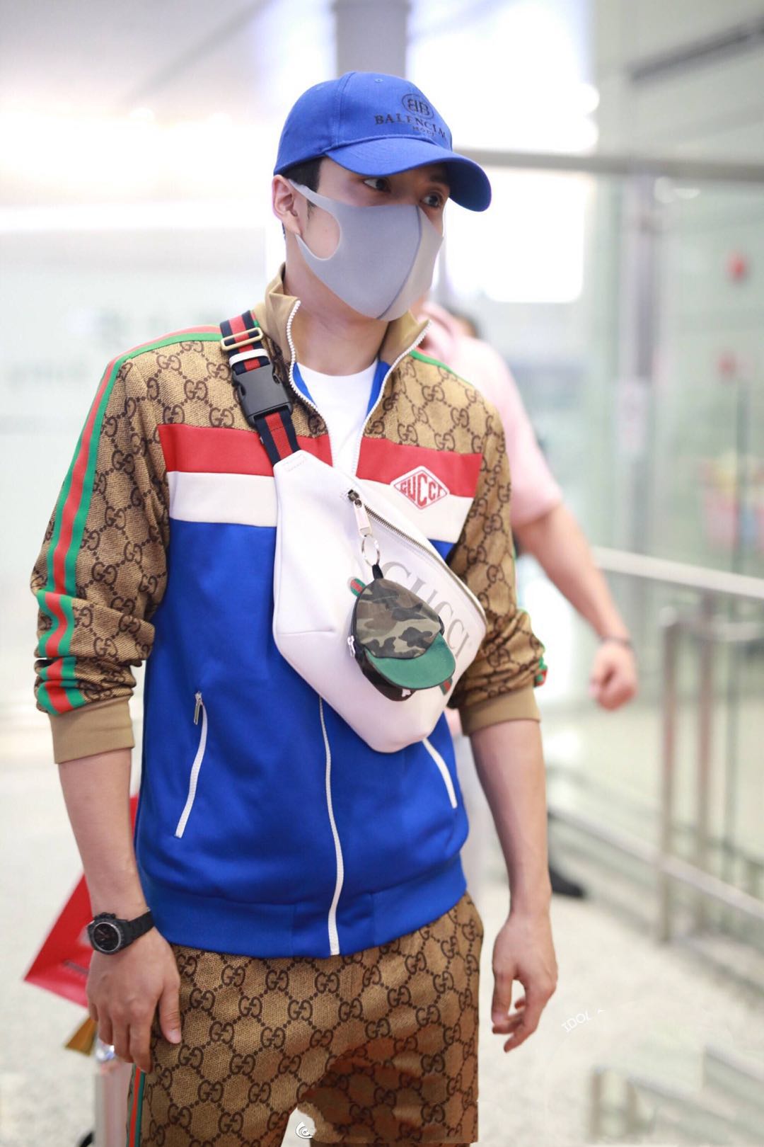 韩东君机场秀穿了套装,网友:这一身造型看着就很贵!