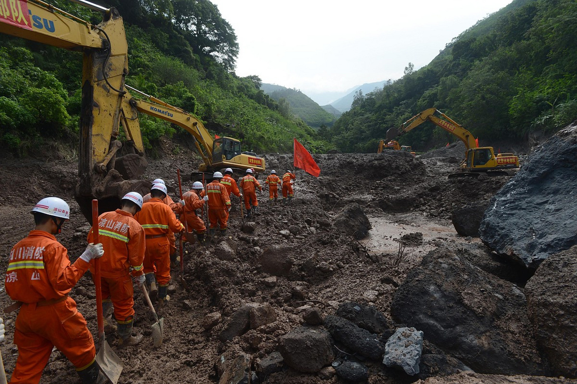 西安长安区发生山洪泥石流#  在8月11日,西安市长安区滦镇街道喂子坪