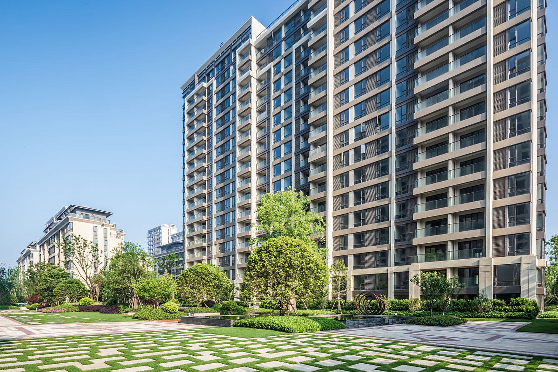 绿城锦玉园是繁华中的璀璨明珠,拥有独特的自然与人文景观.