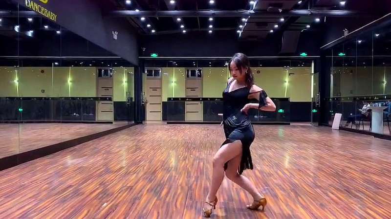 拉丁舞:漂亮姐姐跳伦巴,你被她迷住了吗?,舞蹈,艺术舞蹈,好看视频