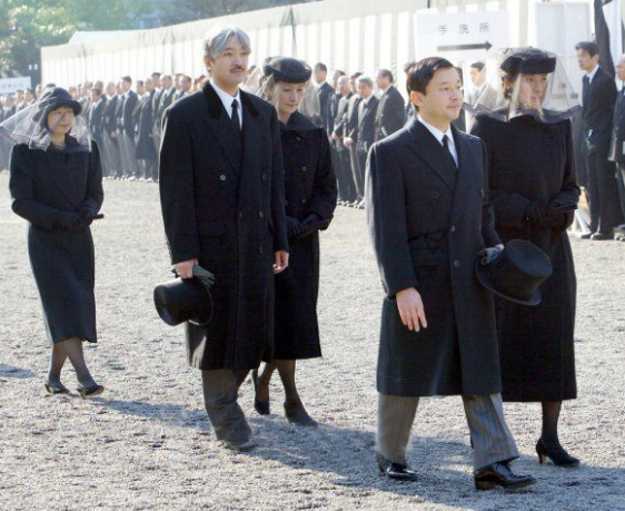 香淳皇后辞世,美智子戴黑纱蒙面,这是从我国古代皇室着装演变?