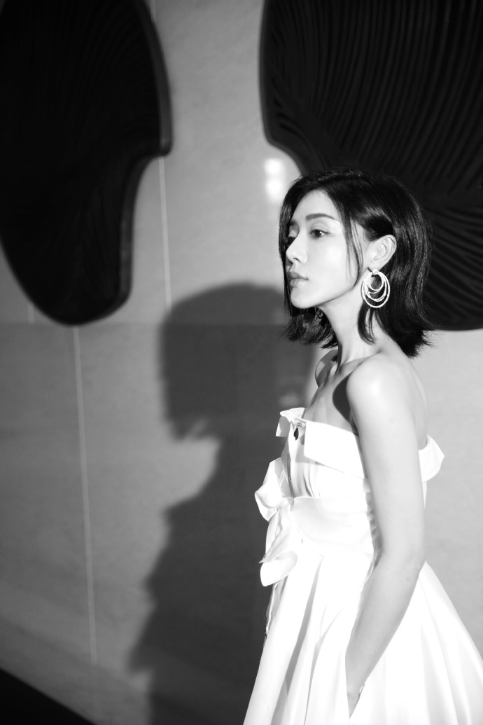 "小姨妈"邓家佳的9种造型,你最pick哪一套