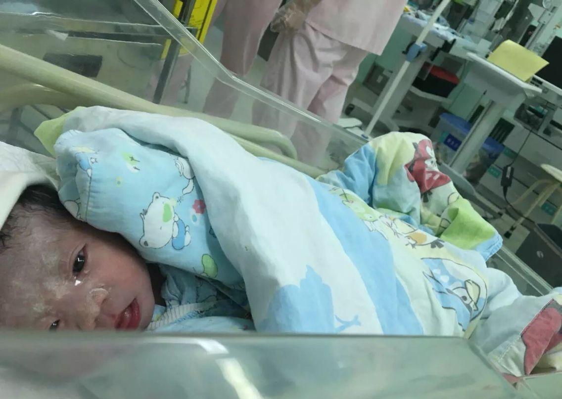 "抱错了吧"?刚出生的新生儿到底有多丑,丑到宝爸不敢相认
