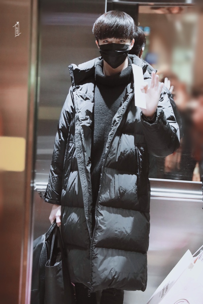 陈立农穿黑色羽绒服内搭黑色高领毛衣现身机场,戴黑色口罩遮面