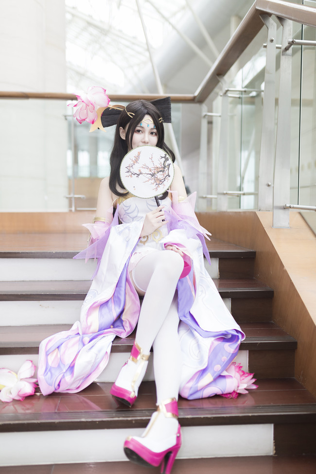 王者荣耀貂蝉cos,白丝长腿太漂亮了!