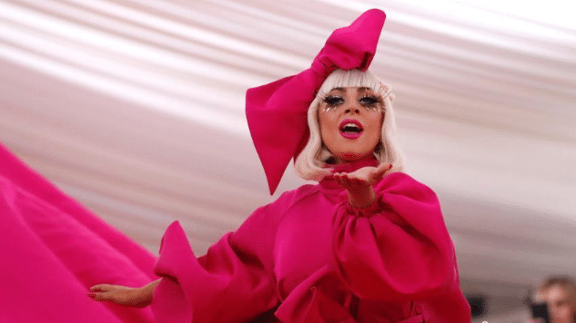 lady gaga解放身体走红毯,全身只遮三点,一群人围观拿手机拍照