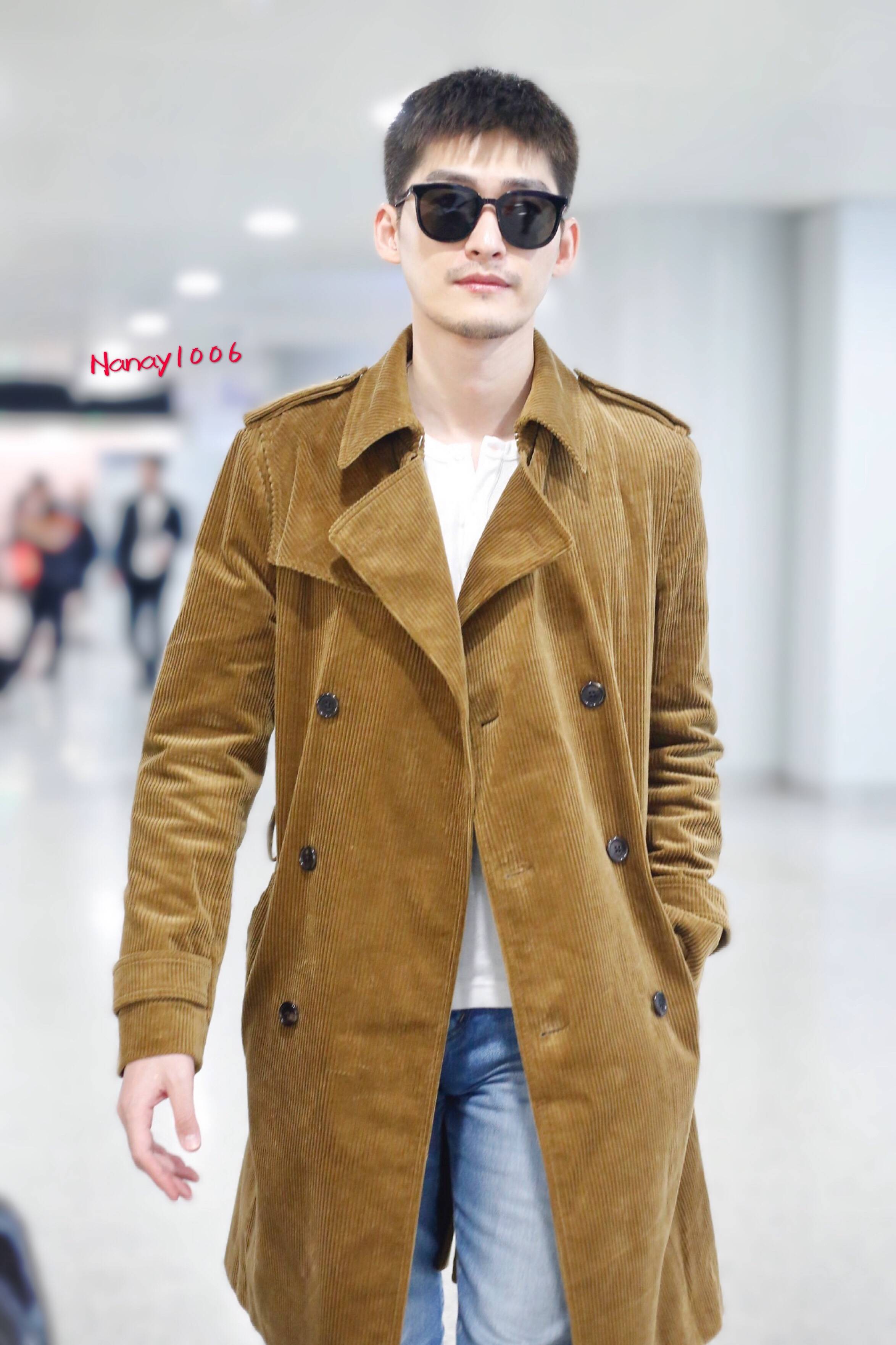 张翰戴墨镜穿棕色长款大衣现身机场,皮肤白皙帅气十足