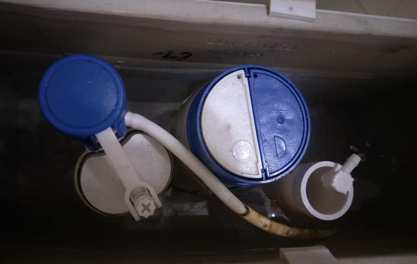 发现马桶水箱里一根管子垂在水中?其实你少装了一步,它有大用处