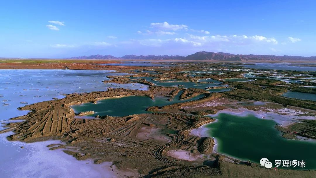 茶卡鹽湖又名達布遜卓爾,是青海四大景之一,可以反射天空的