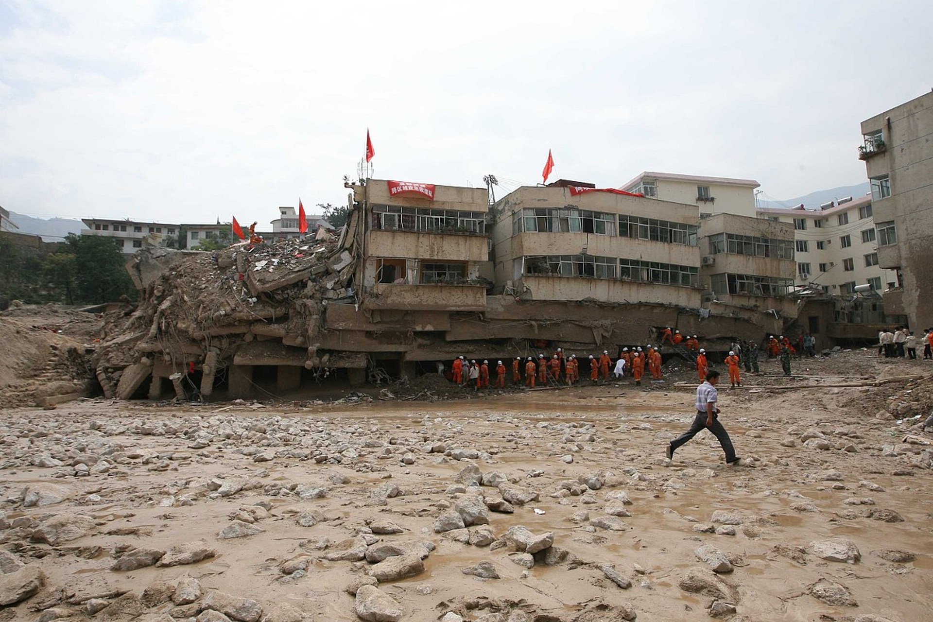 首先,我们需要认识到地震并不是完全不可预测的.